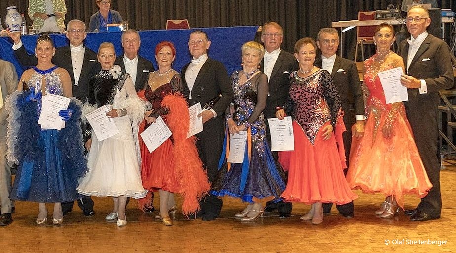 Unser Paar Erika und Herbert Frieß ertanzen sich den 2. Platz beim 10. Bembel-Turnier
